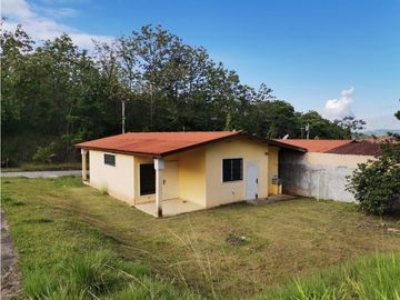 SE VENDE CASA DE ESQUINA EN BRISAS DEL GOLF ARRAIJAN 475 MTS