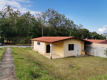 SE VENDE CASA DE ESQUINA EN BRISAS DEL GOLF ARRAIJAN 475 MTS
