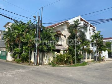 Rumah Indah Posisi Hook Lokasi Stretagis di Kebayoran Baru, Petogagan - Jakarta Selatan