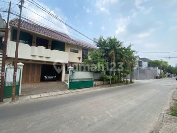 Rumah Indah Posisi Hook Lokasi Stretagis di Kebayoran Baru, Petogagan - Jakarta Selatan