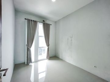 Rumah 2 Lantai Terawat 13 Menit ke Terminal Depok Dibantu KPR J-7338