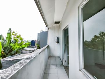 Rumah 2 Lantai Terawat 13 Menit ke Terminal Depok Dibantu KPR J-7338