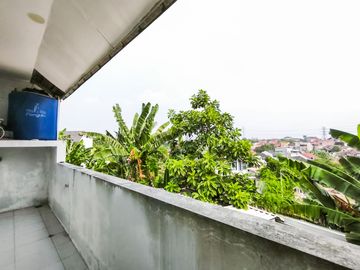 Rumah 2 Lantai Terawat 13 Menit ke Terminal Depok Dibantu KPR J-7338