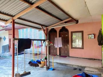 Rumah dijual di jalan Raya pakis Malang lahan luas bisa buat usaha .