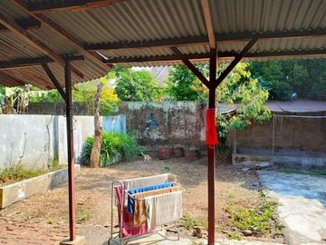 Rumah dijual di jalan Raya pakis Malang lahan luas bisa buat usaha .