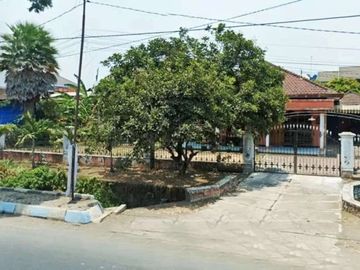 Rumah dijual di jalan Raya pakis Malang lahan luas bisa buat usaha .