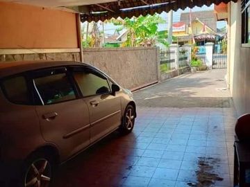 Rumah dijual di jalan Raya pakis Malang lahan luas bisa buat usaha .