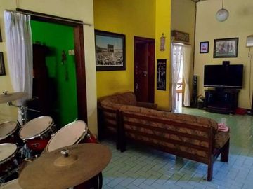 Rumah dijual di jalan Raya pakis Malang lahan luas bisa buat usaha .