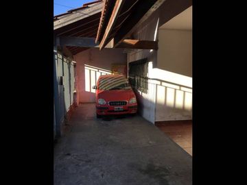 Casa en venta en Isidro Casanova