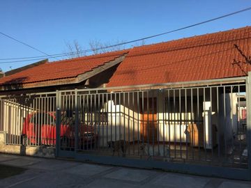 Casa en venta en Isidro Casanova