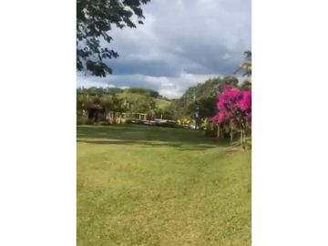 Se Vende Hermosa Finca por Arabia con Piscina y 3 casas