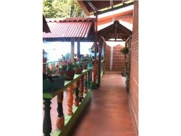 Se Vende Hermosa Finca por Arabia con Piscina y 3 casas