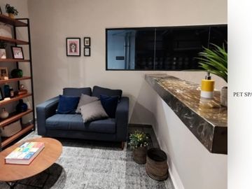 Condominio de lujo,  techos altos con family room, en venta Bosque Real, pet-fri