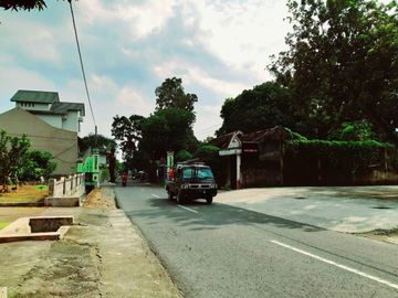 Tanah pekarangan luas di pinggir jalan besar dekat pusat bisnis Kaliurang
