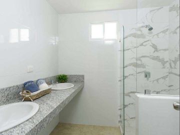Tu casa moderna con crédito Biess en Casalaguna etapa Brisana a pocos min. Riocentro Dorado.
