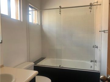 VENDO HERMOS CASA EN QUITO