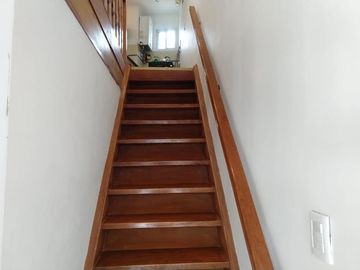 Venta de excelente casa y depto, cochera. Ubicada en barrio Parque Dufaur.