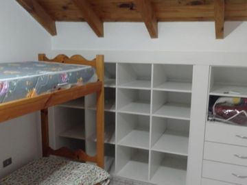 Venta de excelente casa y depto, cochera. Ubicada en barrio Parque Dufaur.