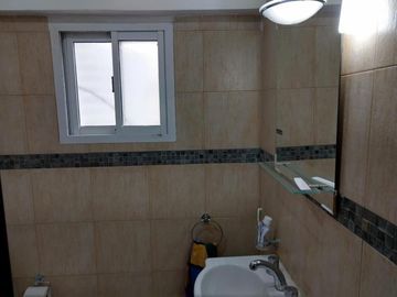 Venta de excelente casa y depto, cochera. Ubicada en barrio Parque Dufaur.