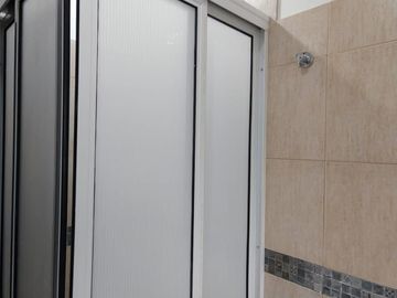 Venta de excelente casa y depto, cochera. Ubicada en barrio Parque Dufaur.