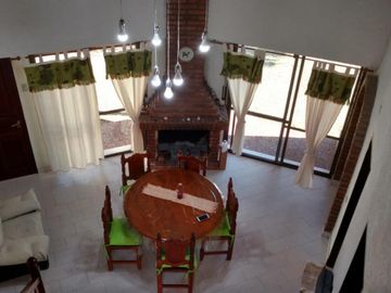 Venta de excelente casa y depto, cochera. Ubicada en barrio Parque Dufaur.