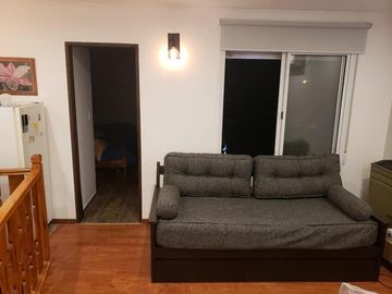Venta de excelente casa y depto, cochera. Ubicada en barrio Parque Dufaur.