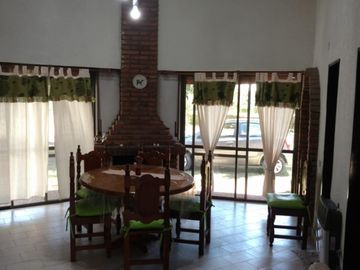 Venta de excelente casa y depto, cochera. Ubicada en barrio Parque Dufaur.