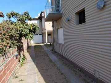 Venta de excelente casa y depto, cochera. Ubicada en barrio Parque Dufaur.
