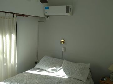 Venta de excelente casa y depto, cochera. Ubicada en barrio Parque Dufaur.