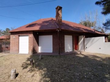 Venta de excelente casa y depto, cochera. Ubicada en barrio Parque Dufaur.