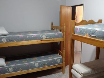 Venta de excelente casa y depto, cochera. Ubicada en barrio Parque Dufaur.