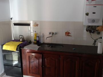 Venta de excelente casa y depto, cochera. Ubicada en barrio Parque Dufaur.