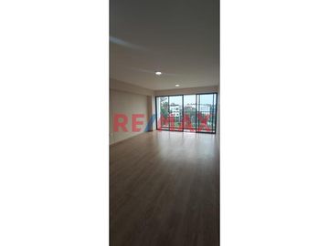 *Se encuentra super bien ubicado en el Malecón Sur- Chorrillos, Límite con Barranco.
*Cuenta con amplias  áreas comunes:  Gym, Sala Bar, Zona BBQ, Co