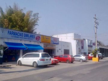 Excelente local comercial en plaza
