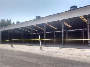 Excelente local comercial en plaza