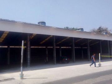 Excelente local comercial en plaza