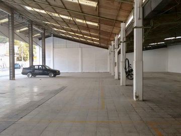 Excelente local comercial en plaza
