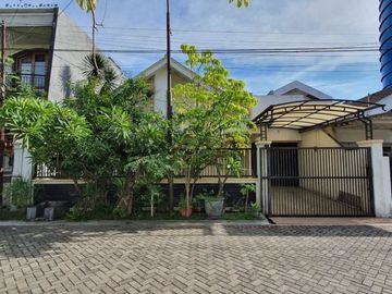 Rumah Manyar Kertoadi STRATEGIS row 3 mobil