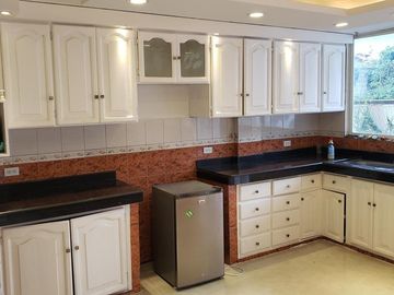 CLUB LOS CHILLOS, vendo casa independiente, 1.200m2 de terreno y 460m2 de construcción, 5 alcobas, suite independiente