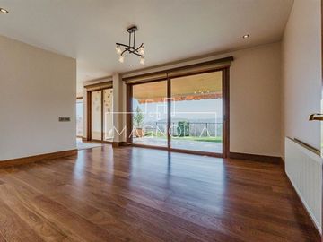Casa en arriendo de 5 dorm. en Lo Barnechea