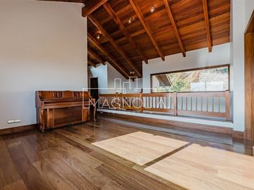 Casa en arriendo de 5 dorm. en Lo Barnechea