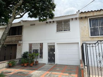 casa en venta en urbanización la flora. Cod V107985