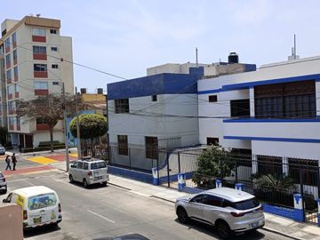 Esta linda casa se ubica en una zona tranquila, con un clima cálido durante todo el año, en invierno vas a sentir la resolana, sin humedad. La casa se