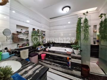 Rumah Mewah ada Kolam Renang di Lokasi Strategis Lebak Bulus, Jakarta Selatan - Harga Nego