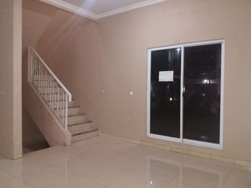 DIJUAL CEPAT RUMAH BAGUS SIAP HUNI DI CRYSTAL GADING SERPONG