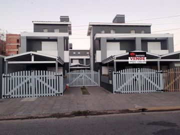 IMPECABLE TRIPLEX   EN COSTA AZUL.100 metros del mar