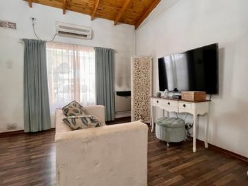 Departamento tipo casa de 2 AMBIENTES ubicado a 300 metros de la Avenida Tomás Espora