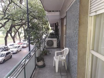 Venta Depto. 4 amb. Balcón al frente. Patio