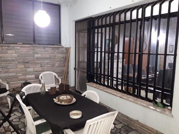 Venta Depto. 4 amb. Balcón al frente. Patio