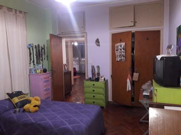 Venta Depto. 4 amb. Balcón al frente. Patio
